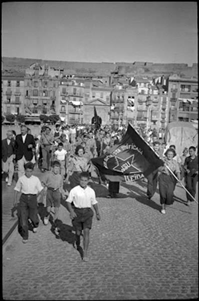 Marxa creuant el pont (March of the Joventut Socialista Unificada [JSU] crossing the bridge over the Segre River)