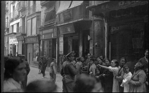 Cues per comprar pa (Lines to buy bread)