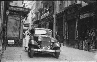 Ambulancia al carrer Major (A make-shift ambulance in front of Ramon Rius’ bakery)