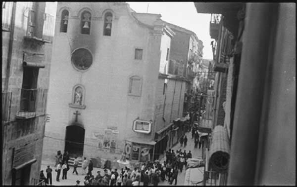 Sant Pere incendiada (Church being descrated)