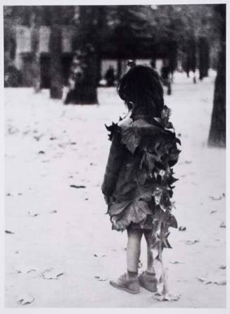 Petite fille aux feuilles mortes, Paris