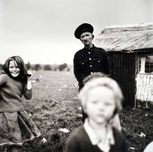 Willie Donoghue and Children, Cherry Orchard, No. 3 from the series "Travellers Project," from the portfolio "Alen MacWeeney"