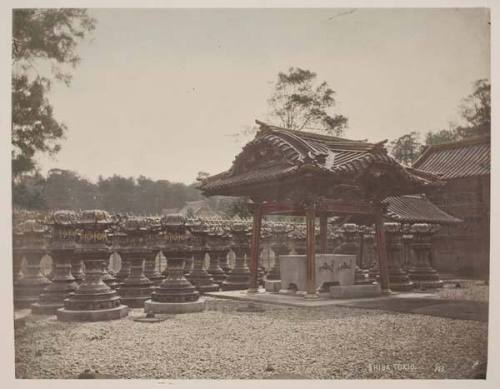 Tokio, Public Gardens of Shiba, Temple Court