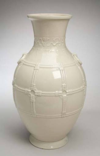 Dehua ware vase with decorative motifs