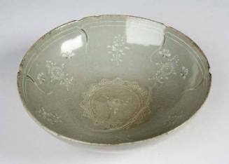 Bowl with foliate rim and chrysanthemum and butterfly design