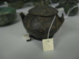 Yortan vessel with lid